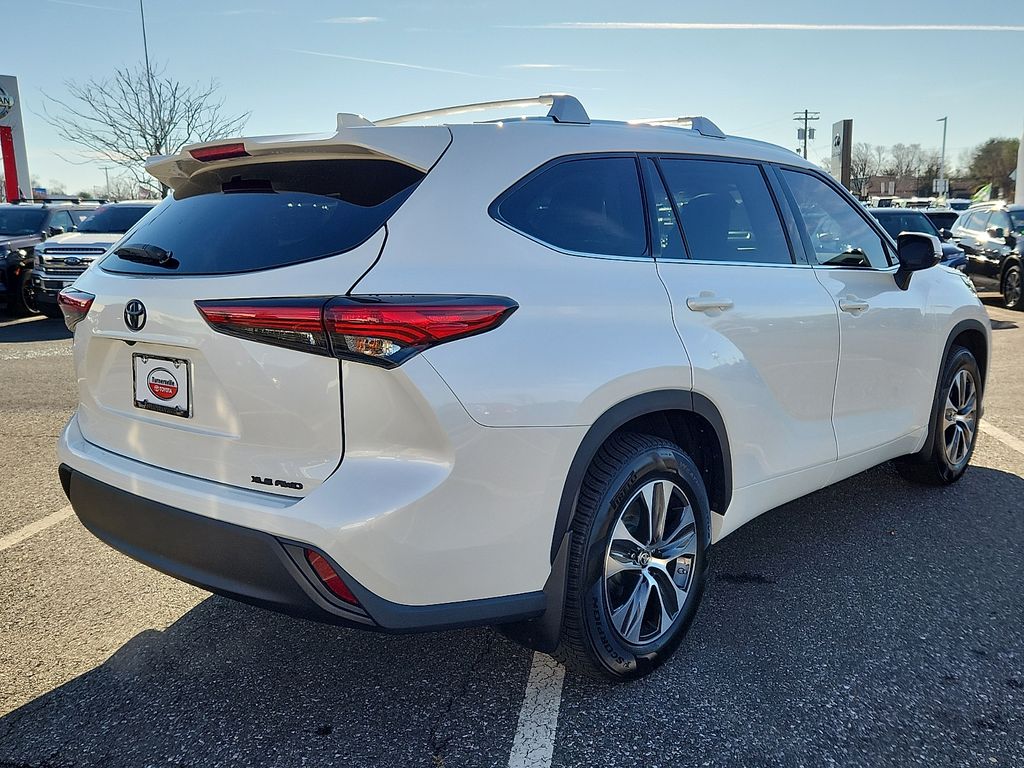 Thumbnail: 2021 Toyota Highlander - 4