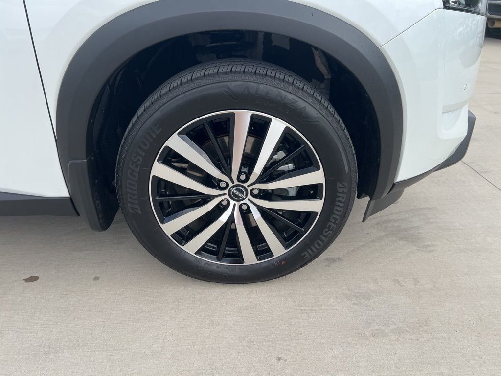 2025 Everest White Pearl Tricoat/Super Black Nissan Pathfinder Platinum FWD SUV