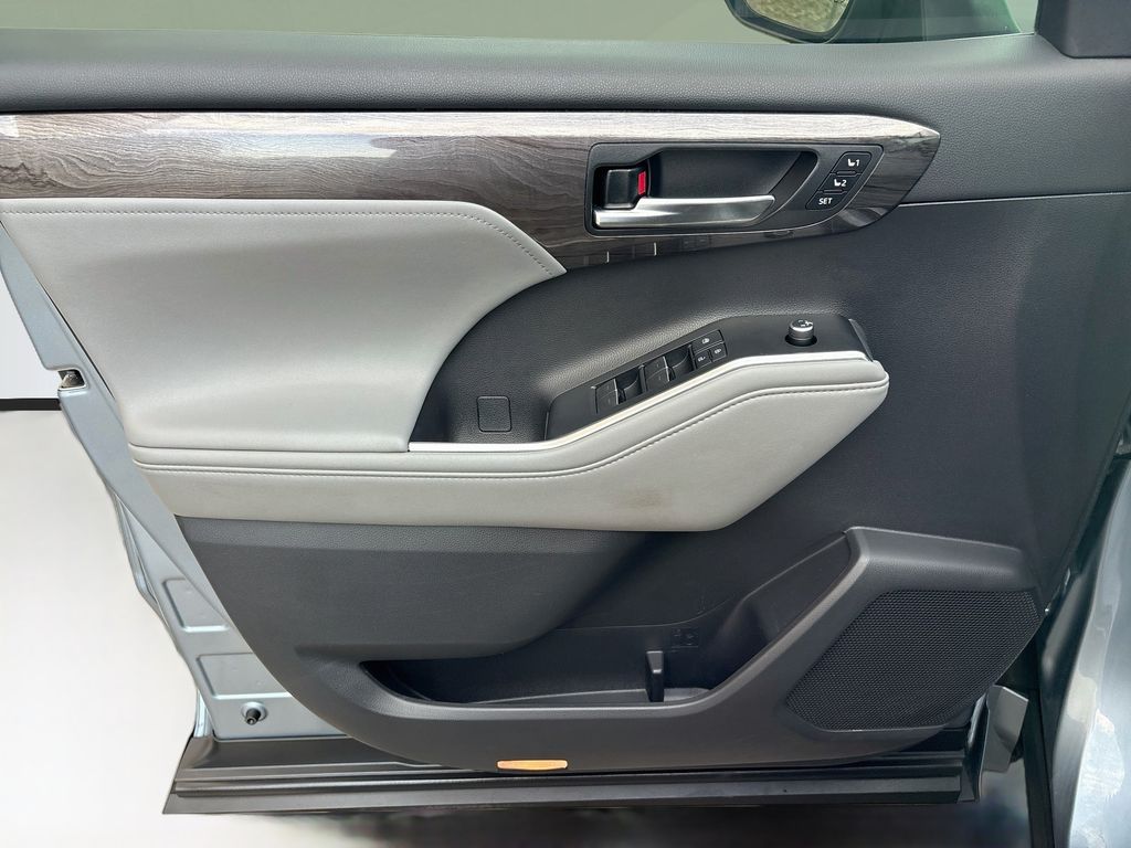 Thumbnail: 2020 Toyota Highlander - 25