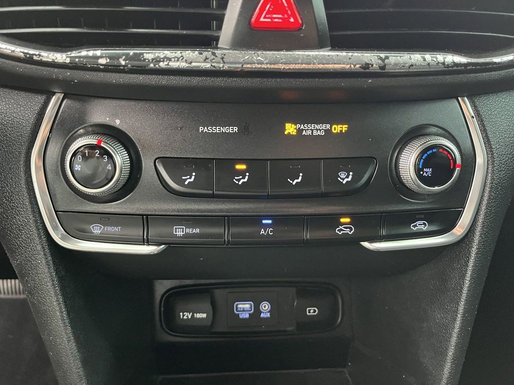 2019 Hyundai Santa Fe SE 24