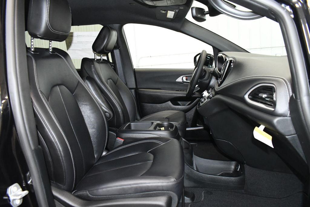 Used 2026 Black Chrysler Select image 25