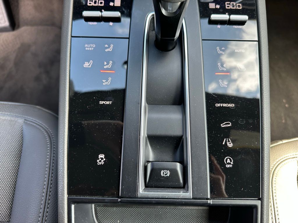 Thumbnail: 2022 Porsche Macan - 25