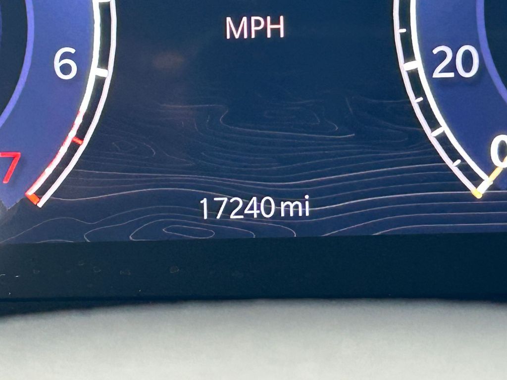 Used 2024 Diamond Black Crystal Pearlcoat Jeep Limited image 30