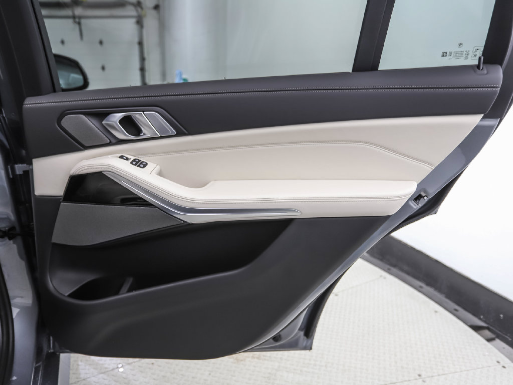 Thumbnail: 2027 BMW X7 - 31