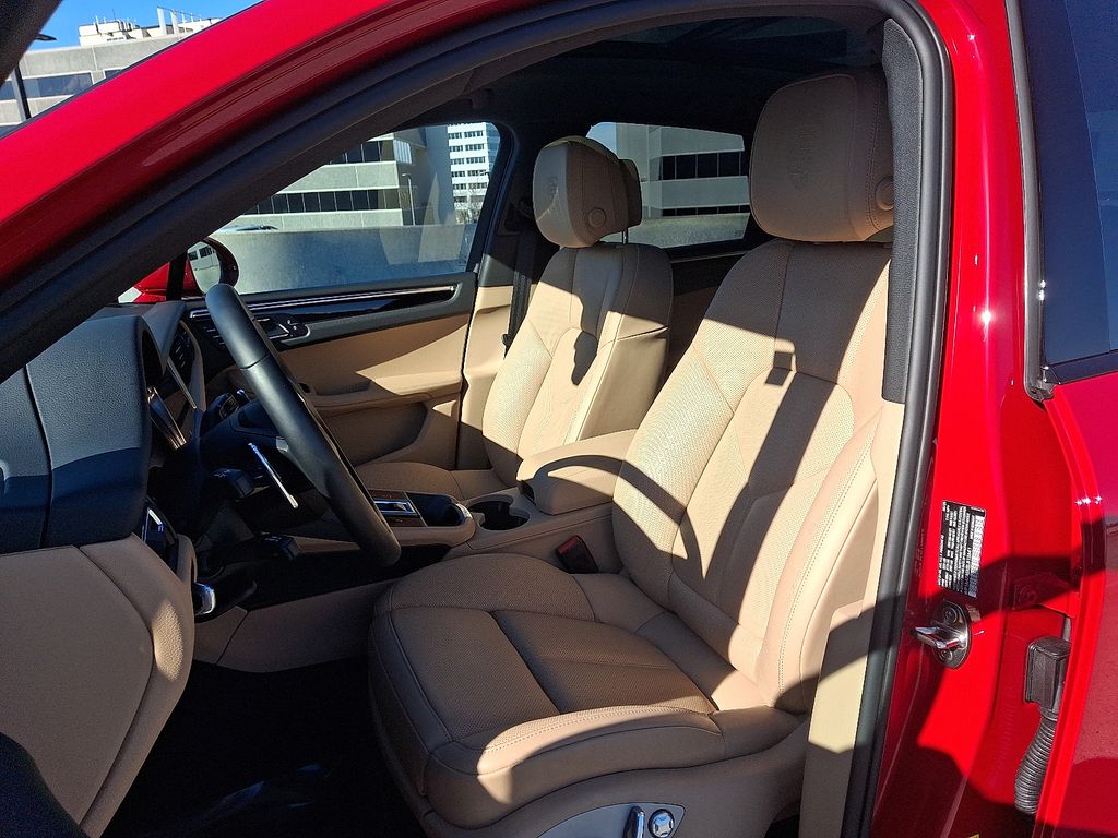 Thumbnail: 2025 Porsche Macan - 5