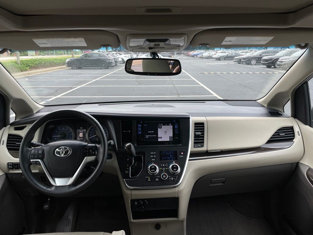 Thumbnail: 2017 Toyota Sienna - 10
