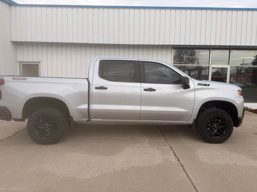 Silver Ice Metallic 2021 Chevrolet Silverado 1500 Custom Trail Boss Crew Cab 4WD Pickup Truck Four-Wheel Drive 6-Speed Automatic Overdrive
