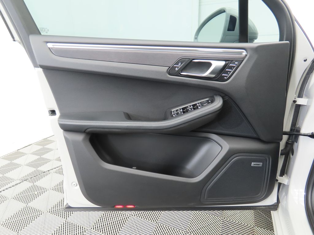 Thumbnail: 2022 Porsche Macan - 25