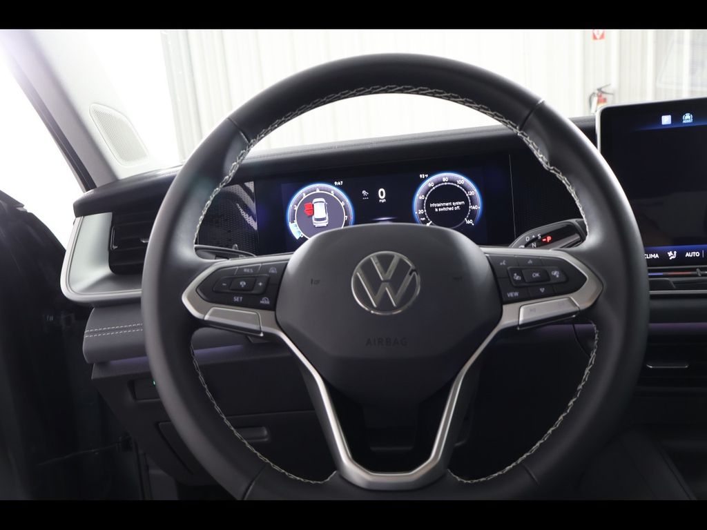2025 Volkswagen Tiguan SE - Photo 14