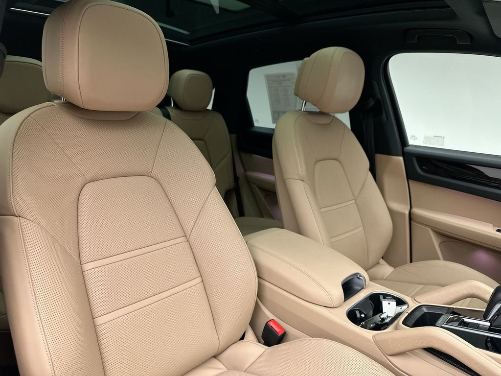 2022 Porsche Cayenne Base 6