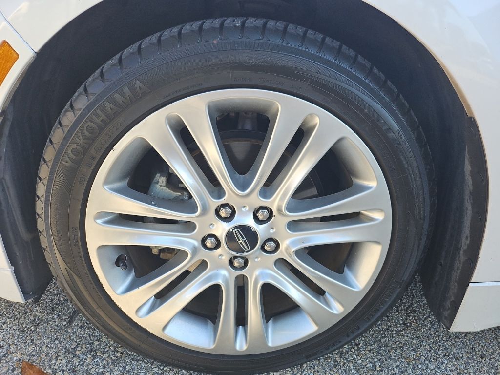 Used 2015 White Lincoln Base image 10