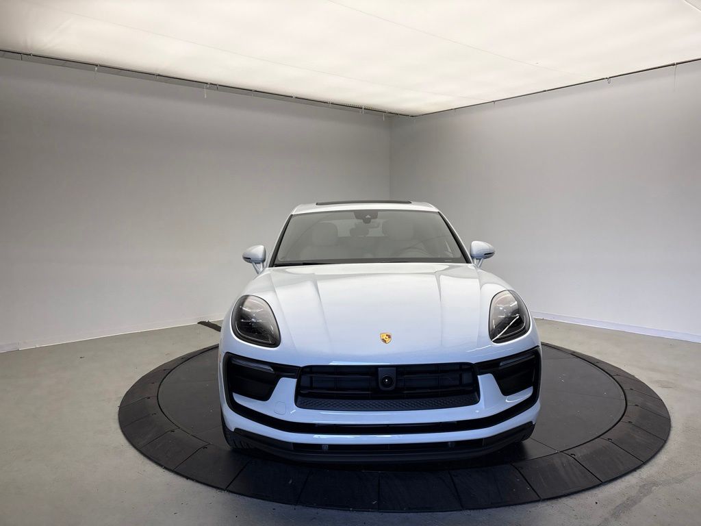 Thumbnail: 2026 Porsche Macan - 10
