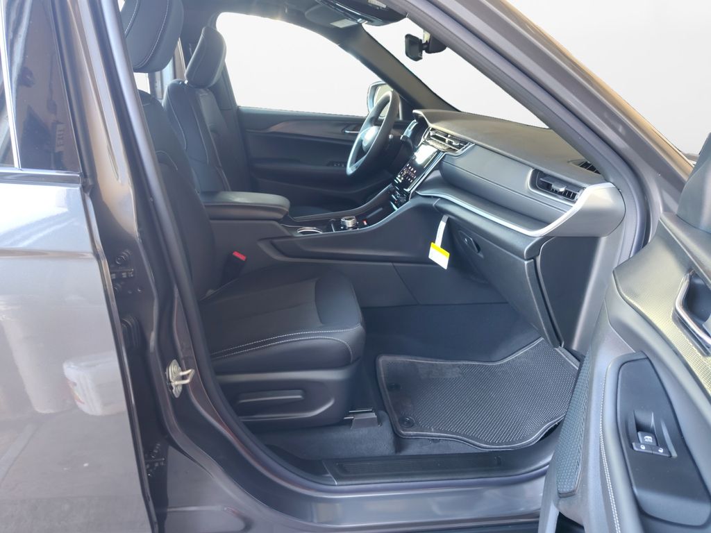 New Car 2025 Jeep Grand Cherokee  Laredo For Sale Under $35,000 In Austin, Texas