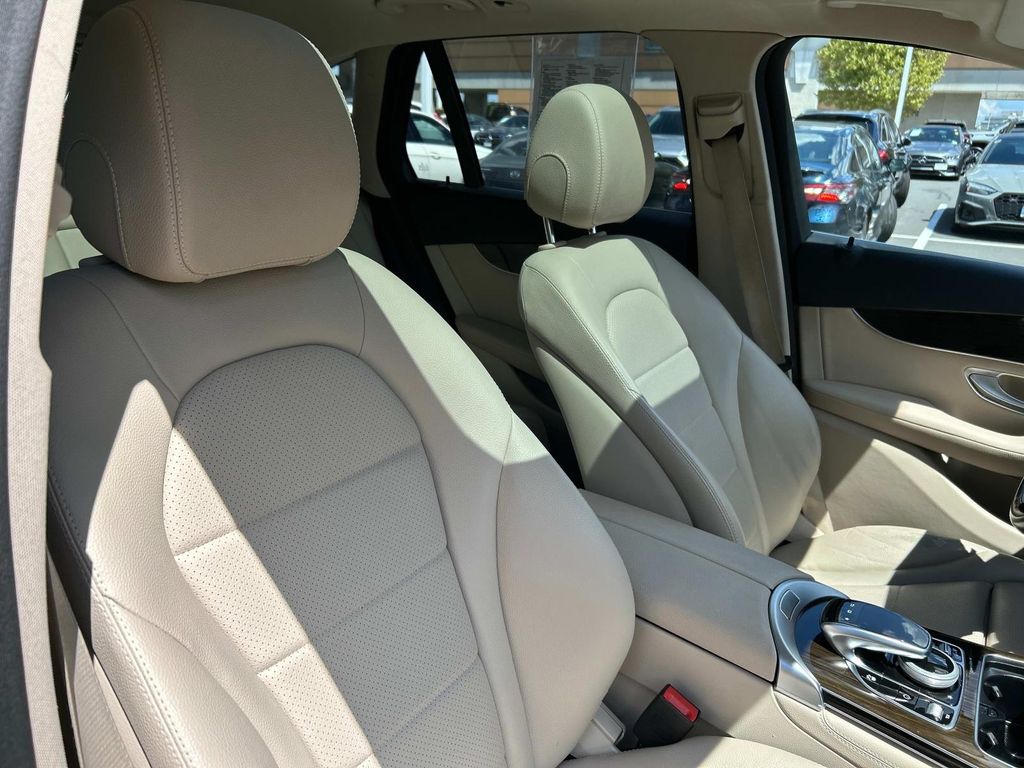 Thumbnail: 2016 Mercedes-Benz GLC - 23