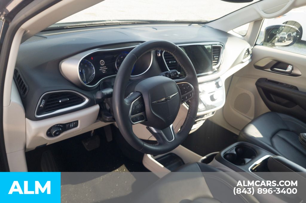 Used 2024 Black Chrysler Touring L image 5