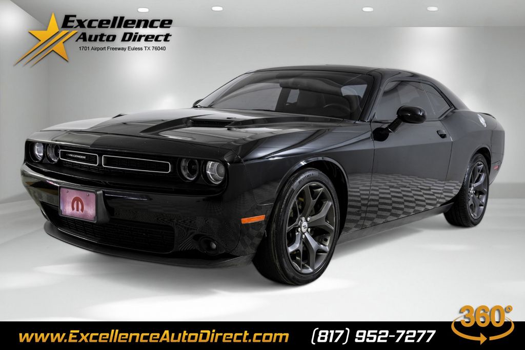 Pitch Black Clearcoat 2018 Dodge Challenger SXT RWD Coupe Rear-Wheel Drive 8-Speed Automatic