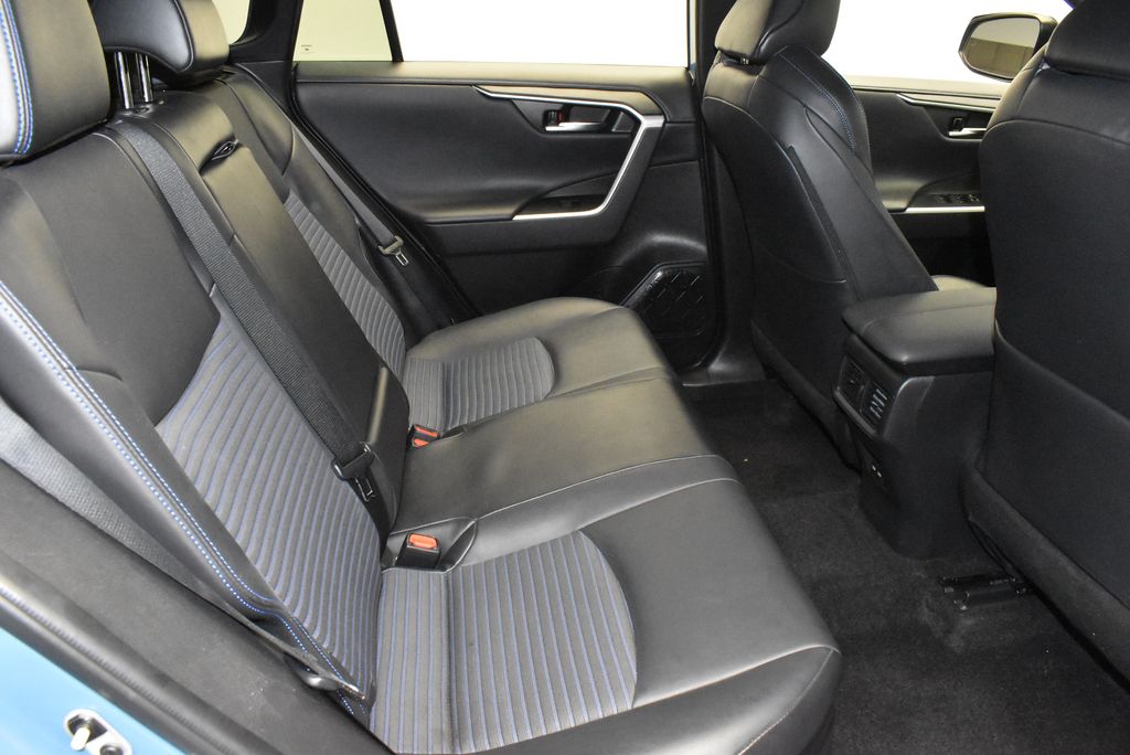 2022 Toyota RAV4 XSE 32