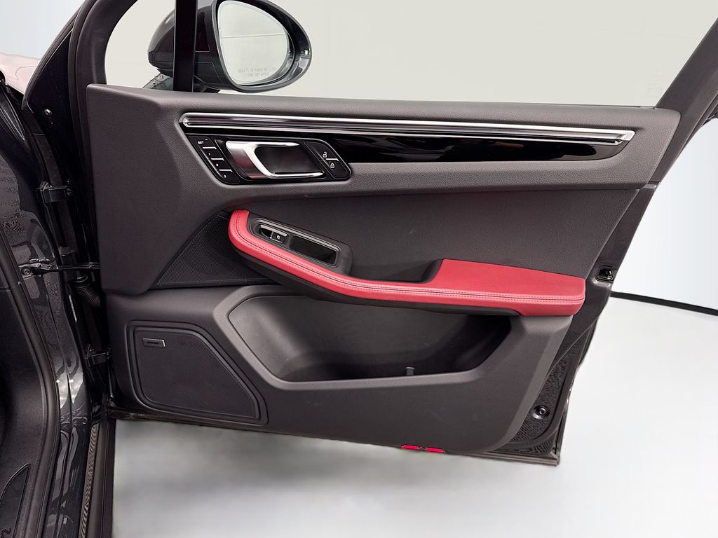 Thumbnail: 2025 Porsche Macan - 26