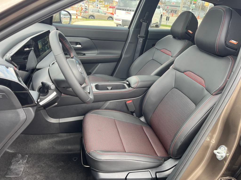 2025 Nissan Kicks SR photo
