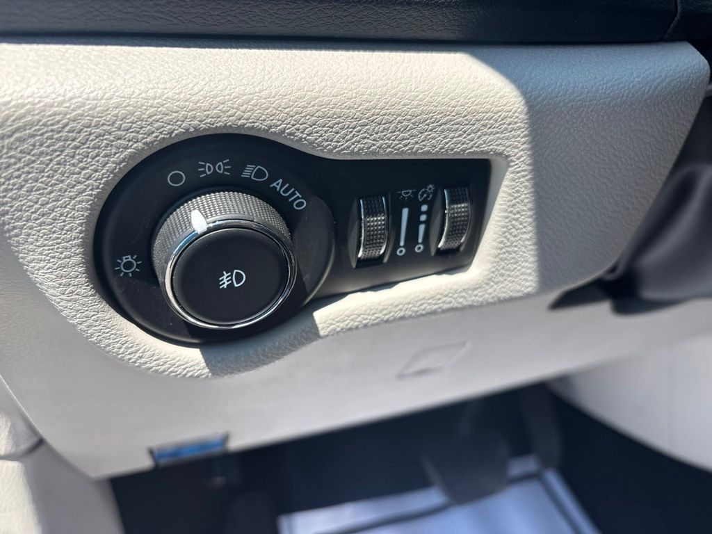 Used 2023 Chrysler Pacifica Van