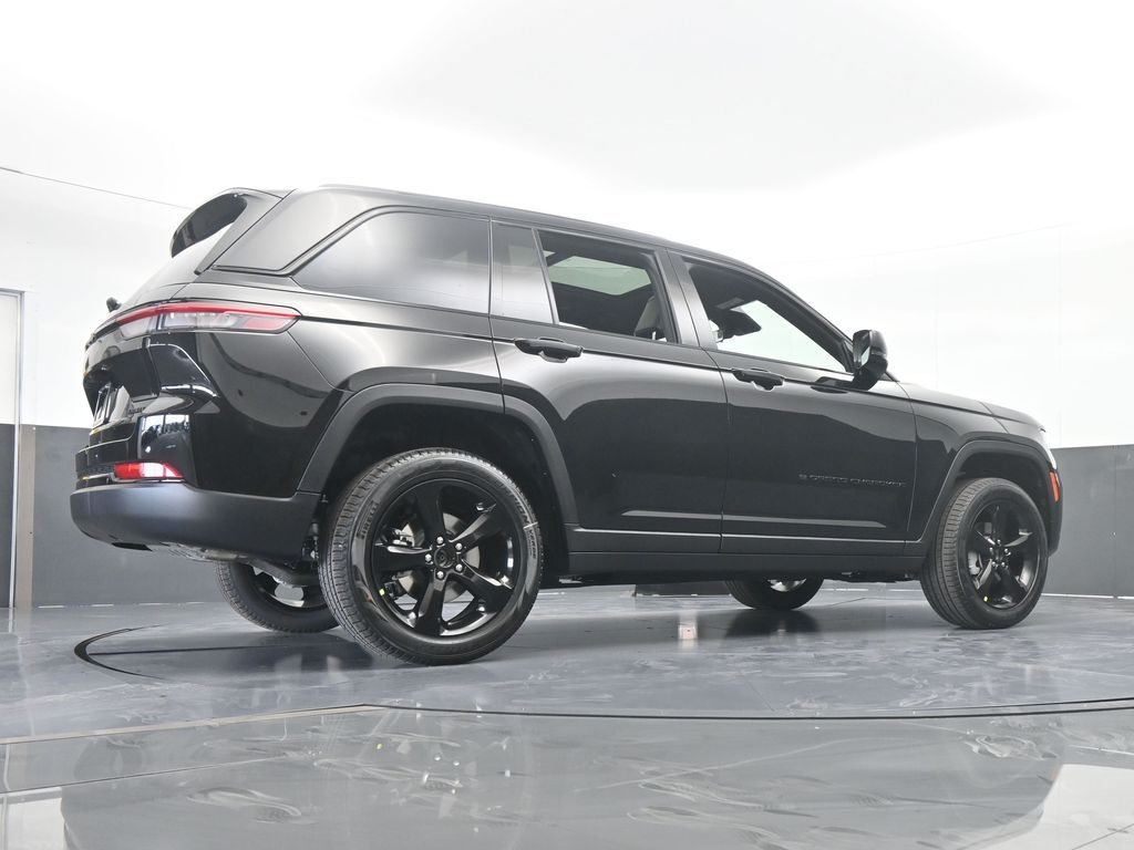 New 2025 Diamond Black Crystal Pearlcoat Jeep Limited image 54