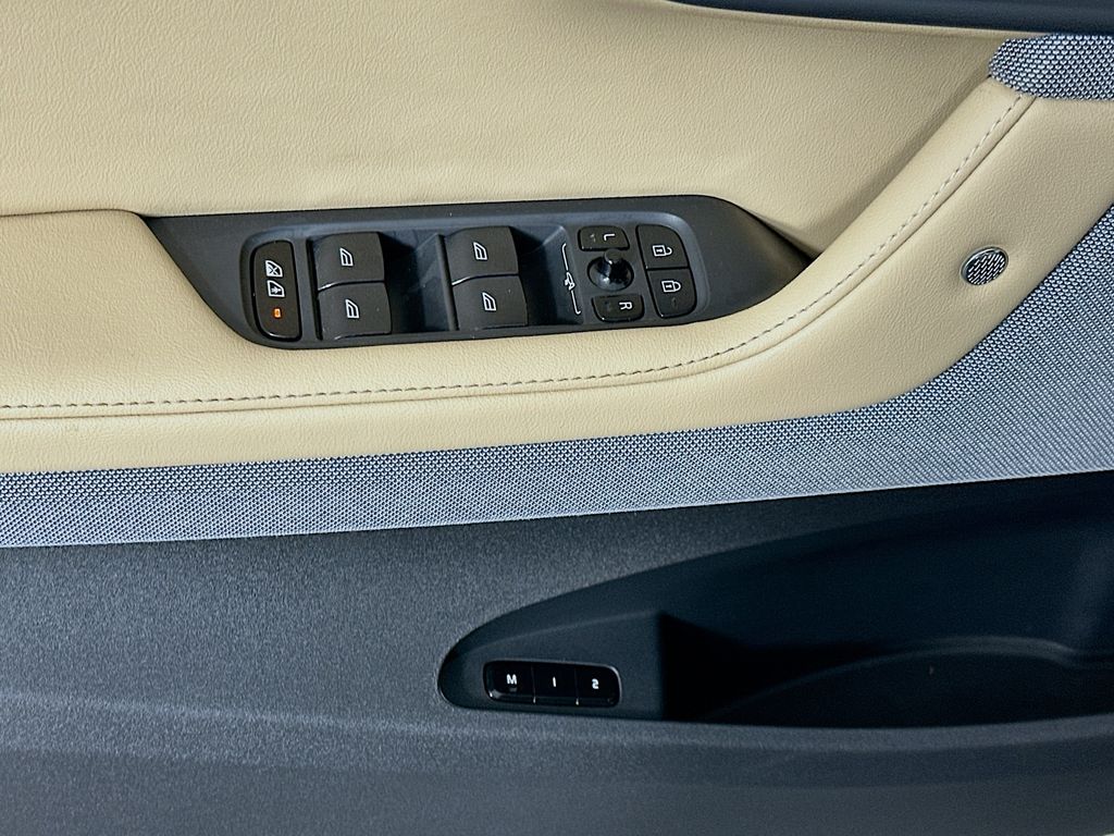 Thumbnail: 2022 Polestar 2 - 18