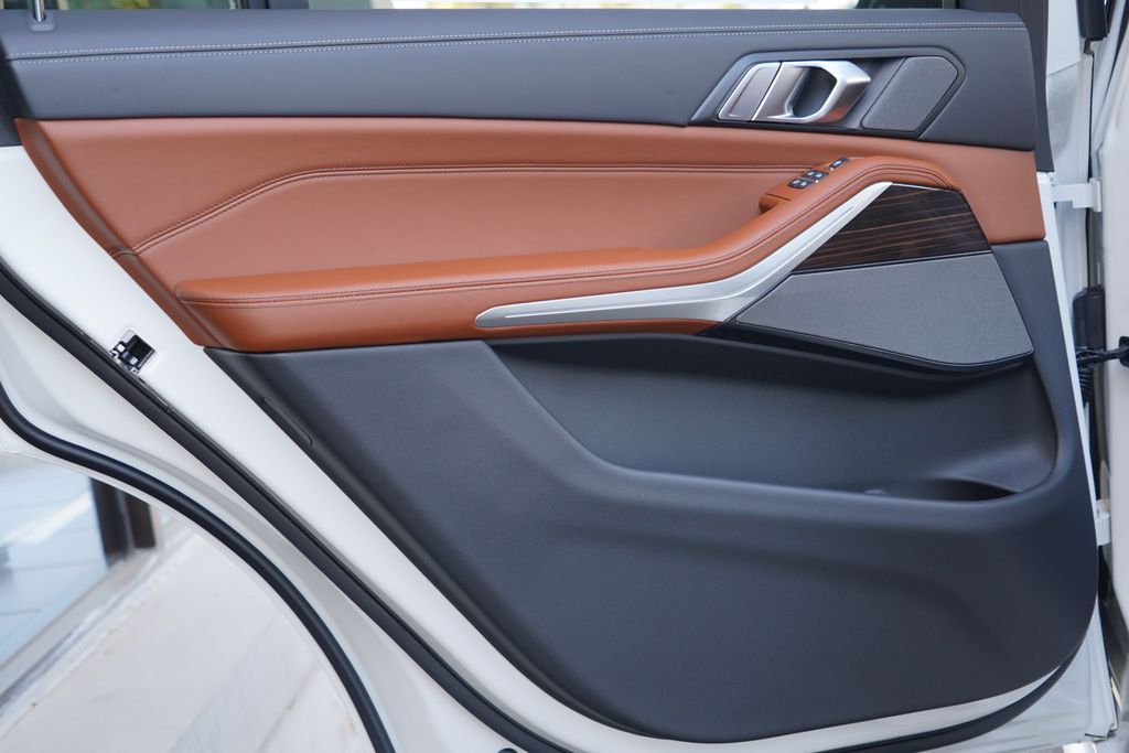 Thumbnail: 2027 BMW X7 - 32