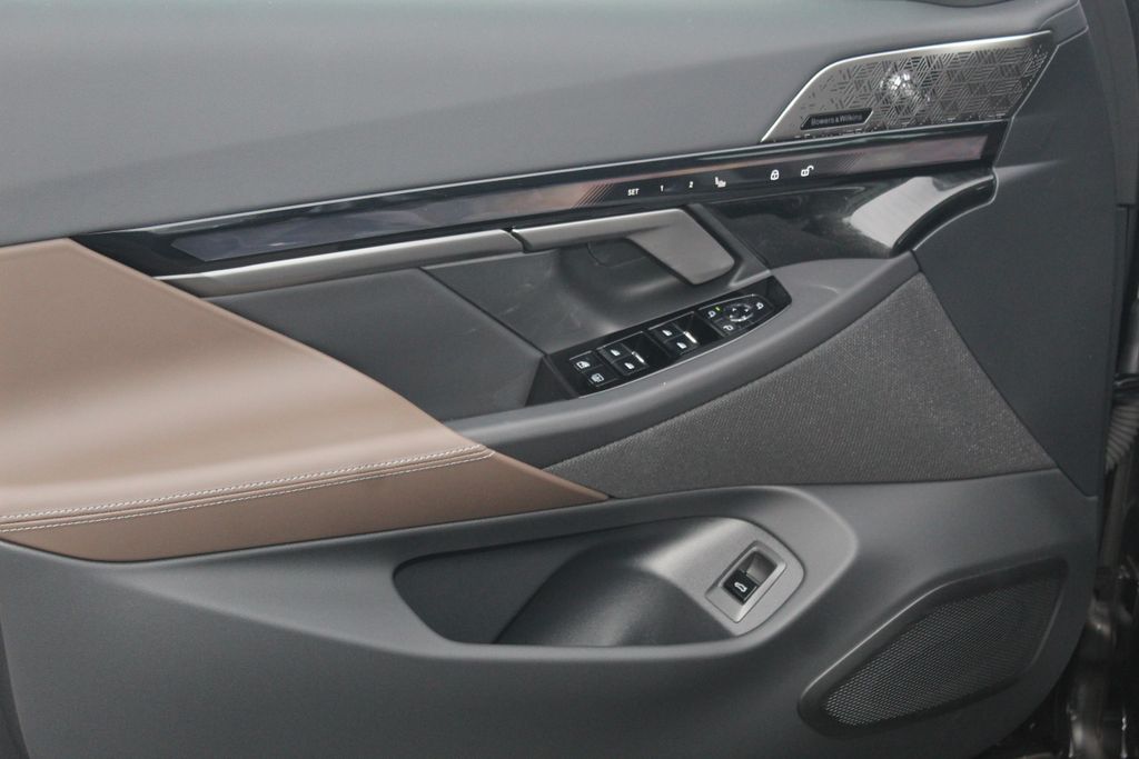 2026 BMW 5 Series 550e - Photo 20