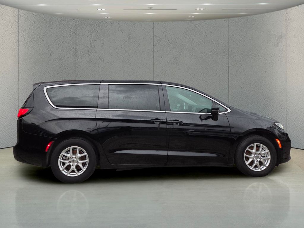 Used 2024 Chrysler Pacifica Van