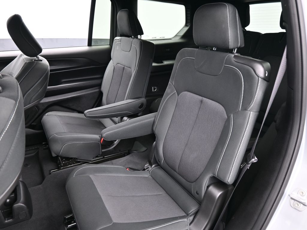 Used 2024 Silver Zynith Jeep Laredo image 35