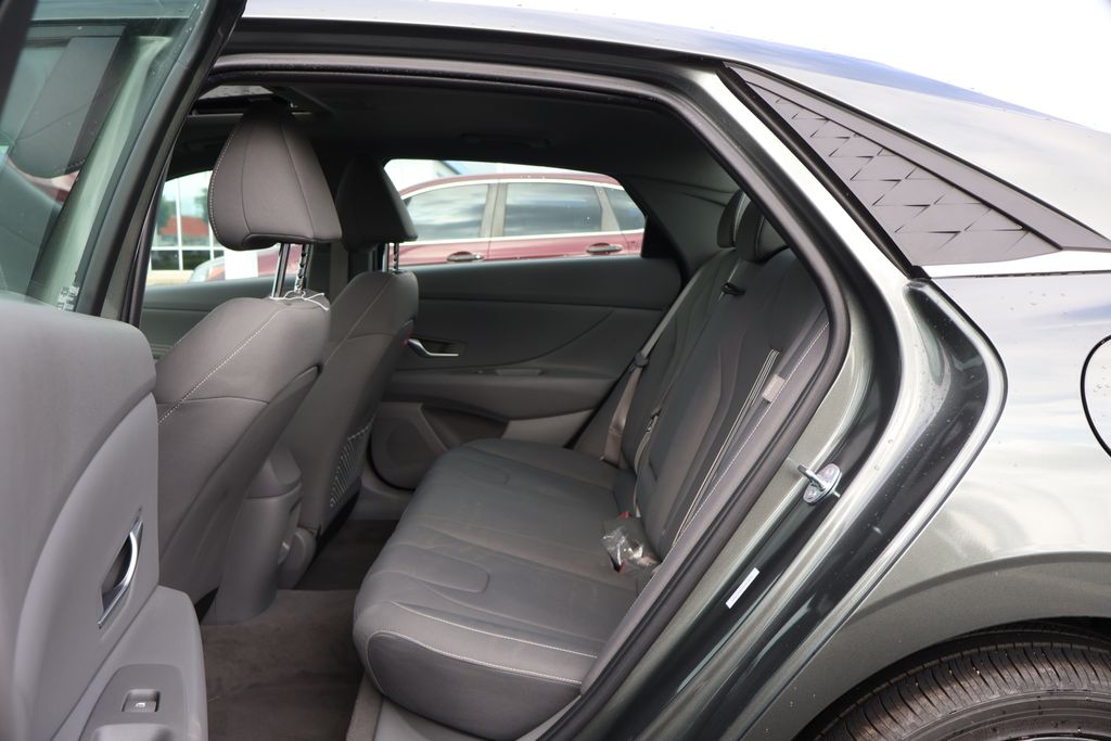 2025 Hyundai Elantra SEL 32