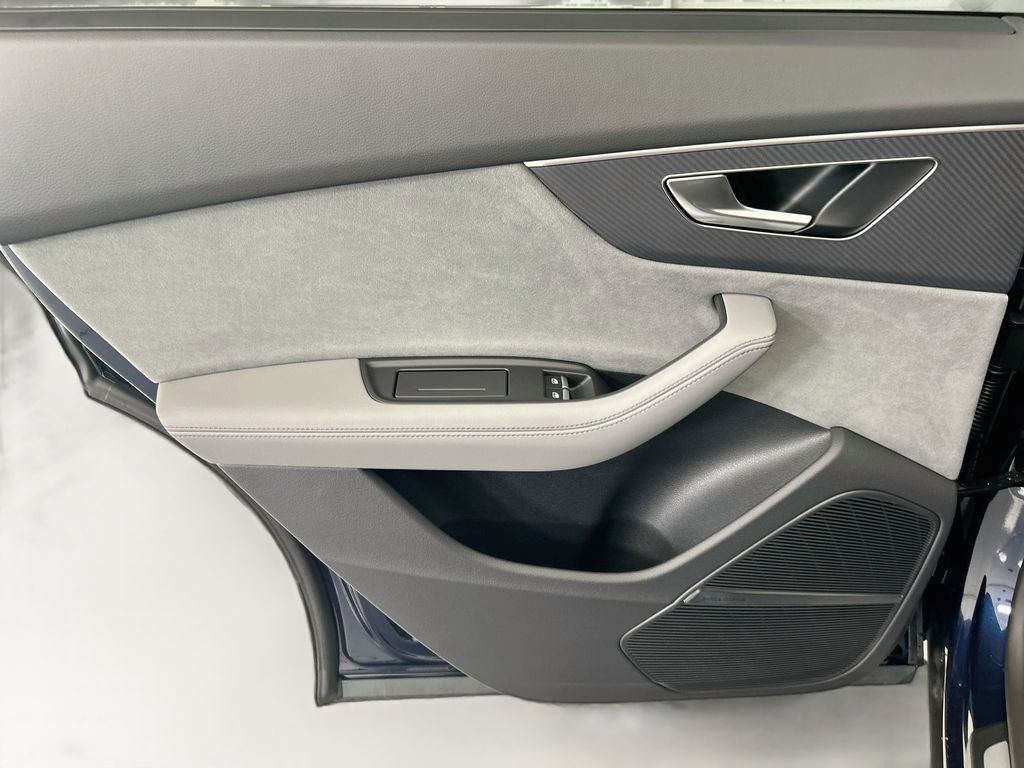 Thumbnail: 2026 Audi SQ8 - 25