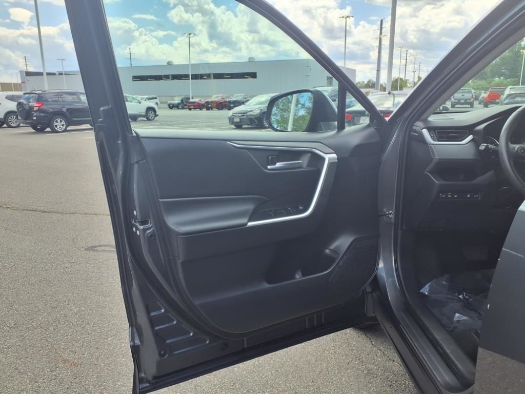 2022 Toyota RAV4 XLE photo 14