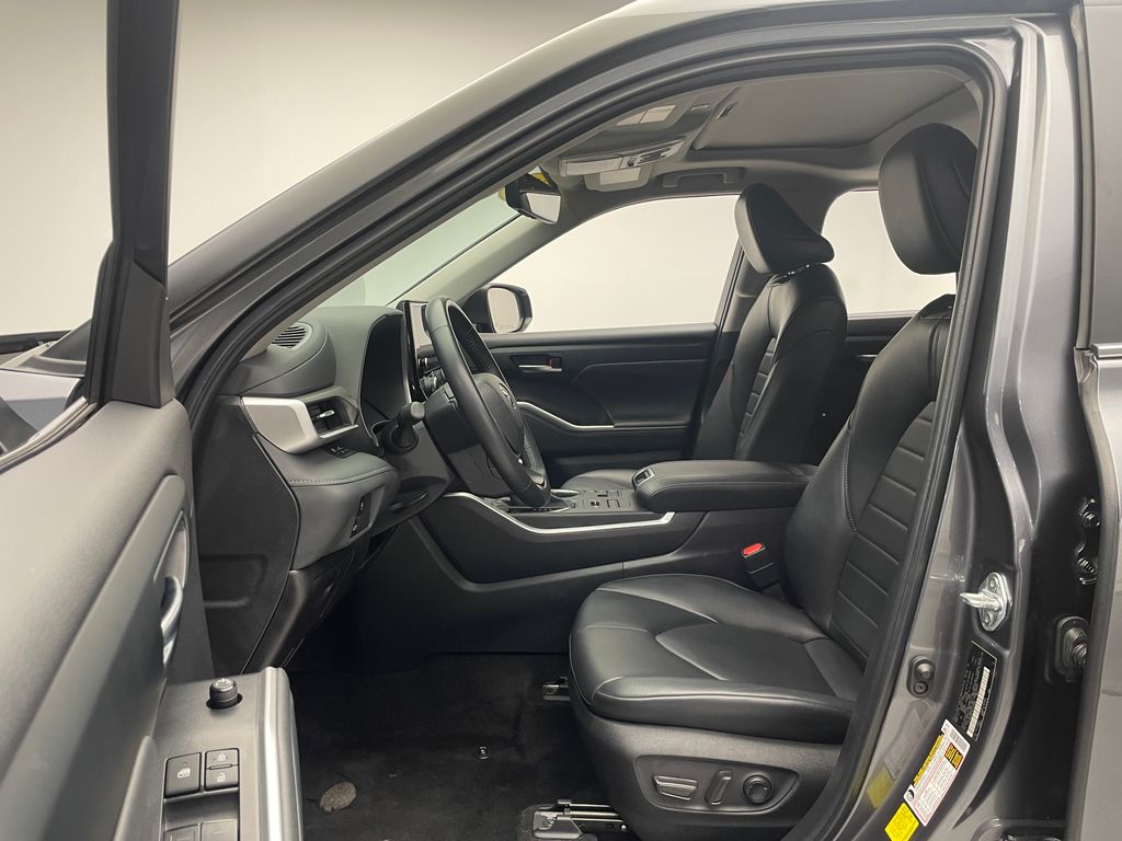 2024 Toyota Highlander XLE 12