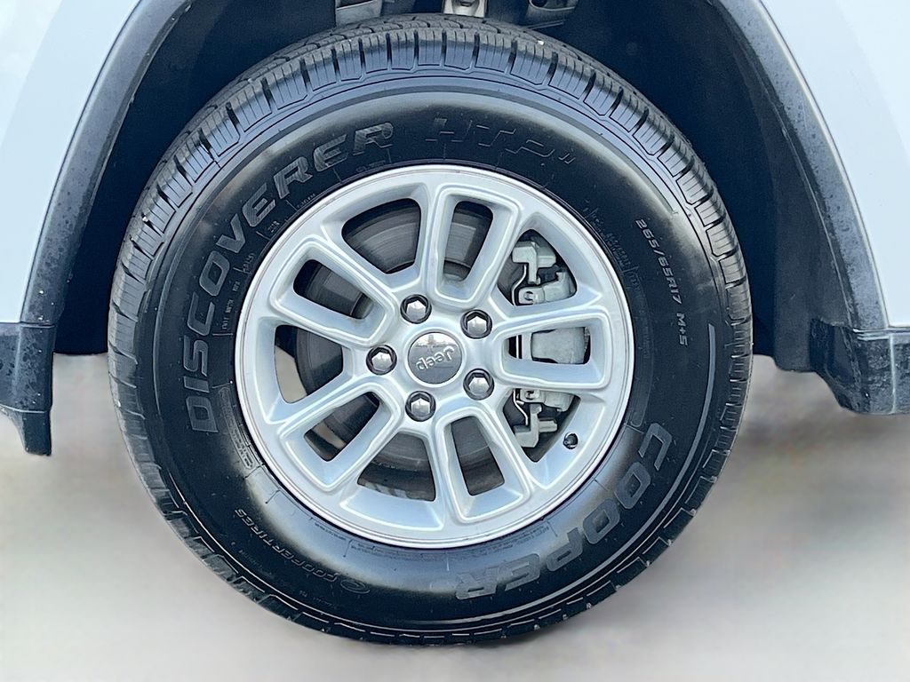 Used 2020 White Jeep Laredo E image 29