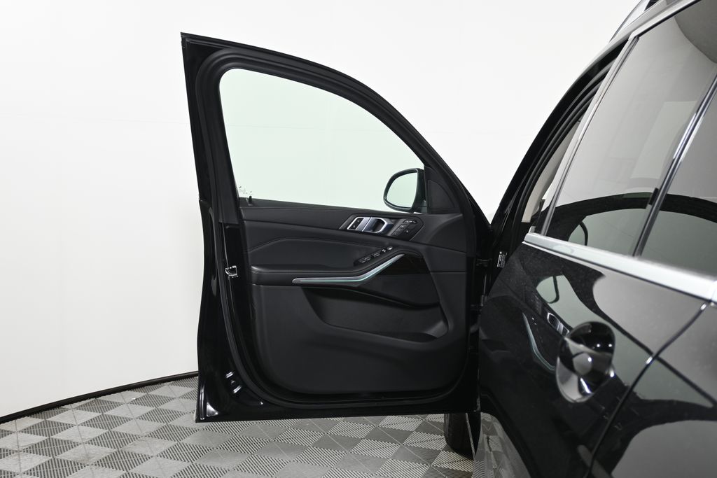 Thumbnail: 2024 BMW X7 - 29