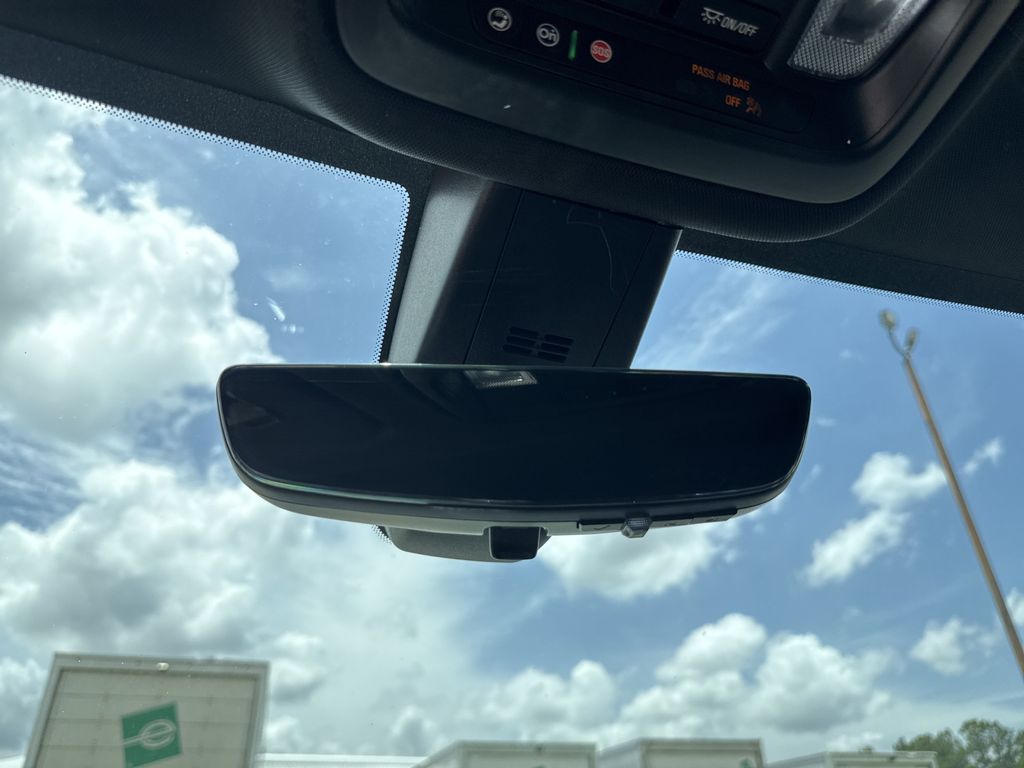 2023 Chevrolet Traverse RS White at Community Kia