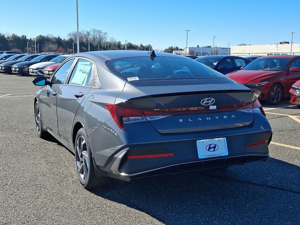 2025 Hyundai Elantra Sport 3