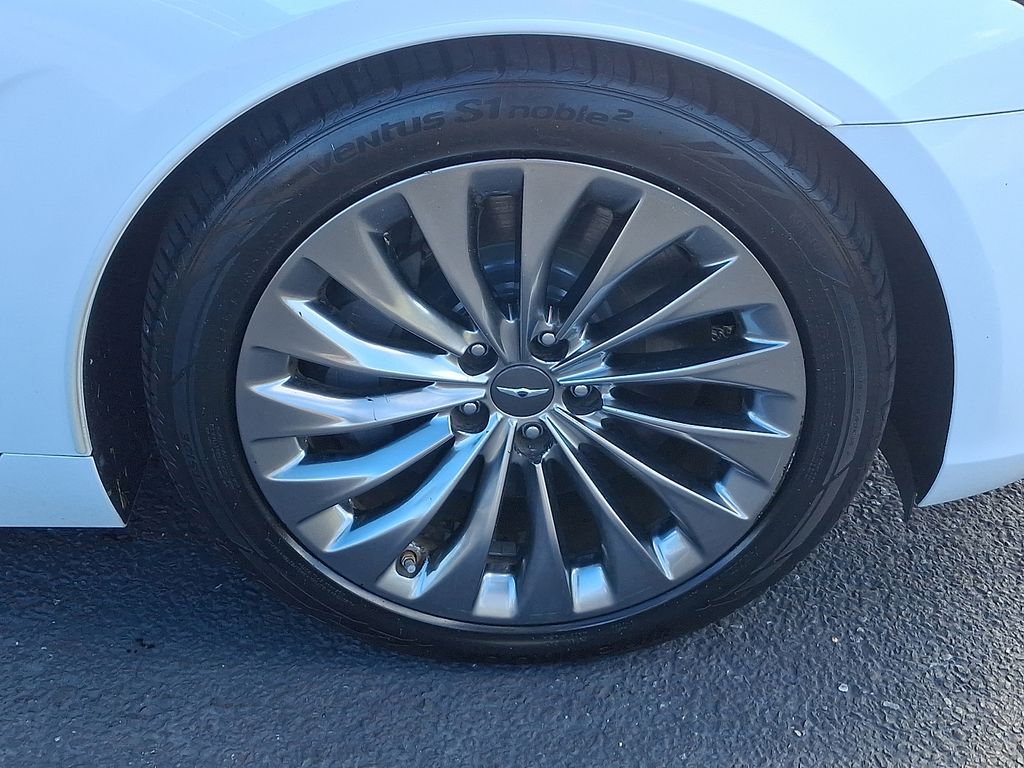 Thumbnail: 2017 Genesis G90 - 8