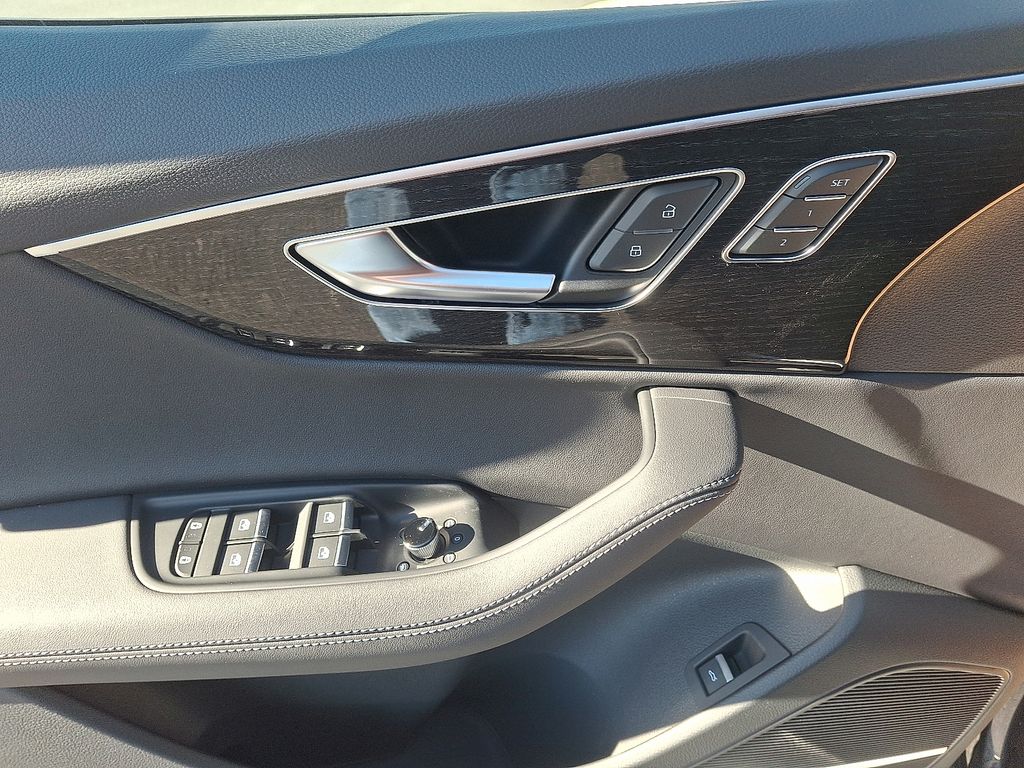 Thumbnail: 2026 Audi Q7 - 9