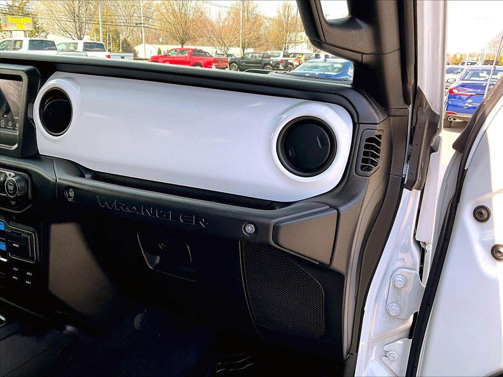 2023 Jeep Wrangler — photo 13