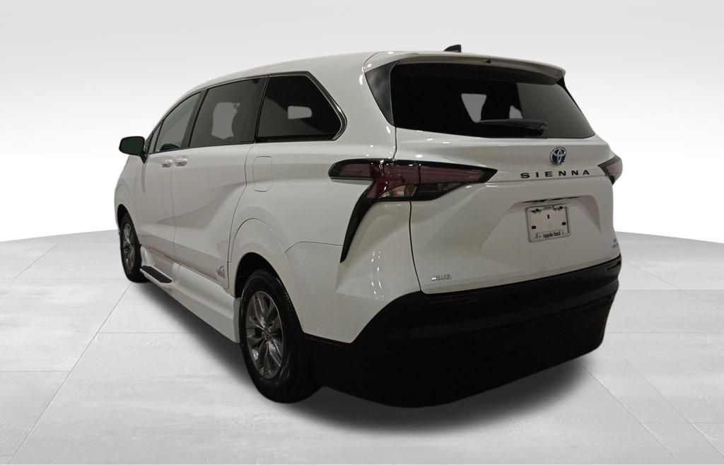 2023 Toyota Sienna LE