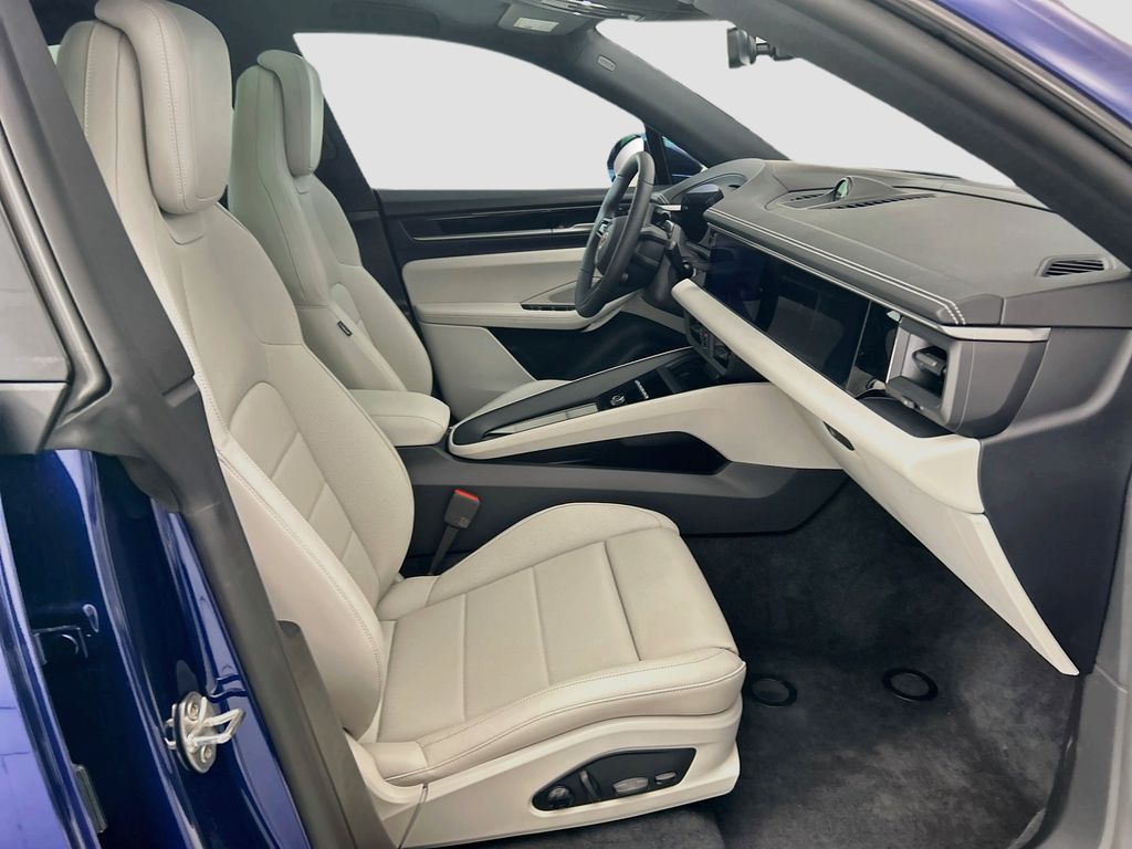 Thumbnail: 2026 Porsche Macan - 21