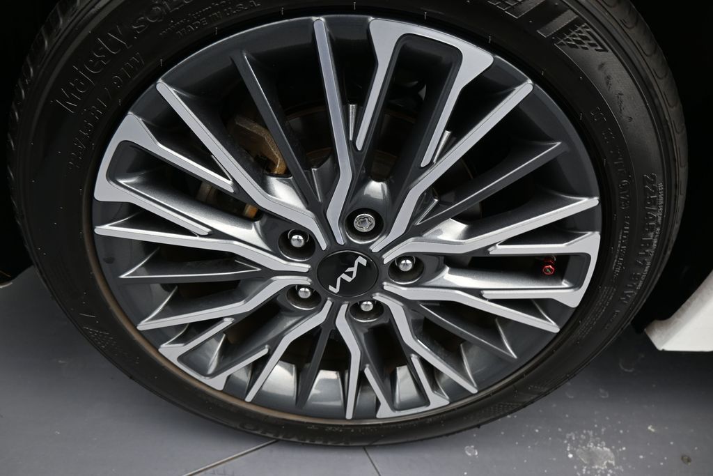 Used 2024 Snow White Pearl Kia GT-Line image 40