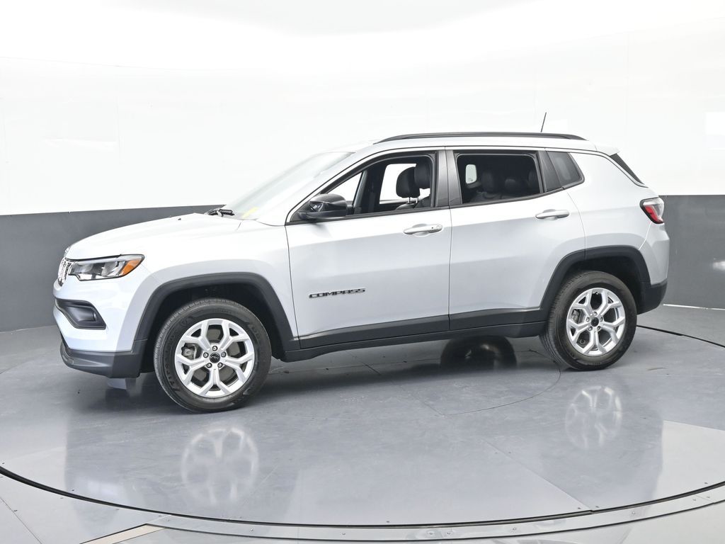 Used 2025 Silver Zynith Metallic Clearcoat Jeep Latitude image 2