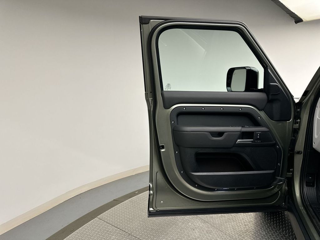 2025 Land Rover Defender 110 9