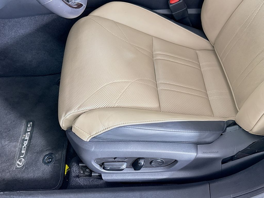Thumbnail: 2019 Lexus ES - 20
