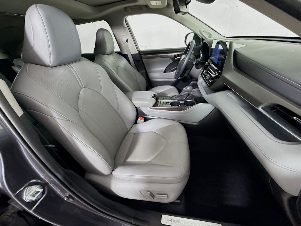 Thumbnail: 2020 Toyota Highlander - 29