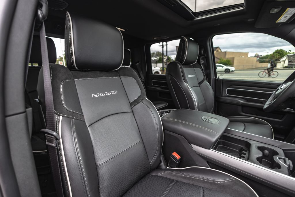 2025 Ram 3500 Laramie thumbnail 34