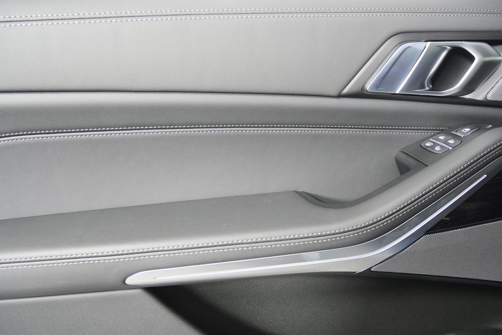 Thumbnail: 2026 BMW X7 - 14